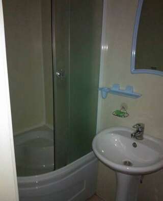 Гостевой дом Rooms with Fortress View Судак Трехместный номер с ванной комнатой-3