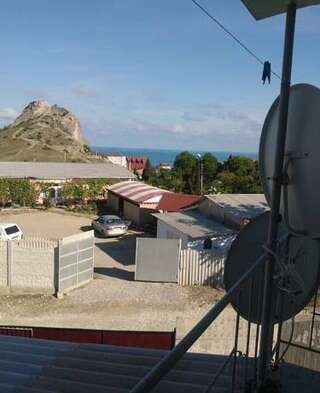 Гостевой дом Rooms with Fortress View Судак Бюджетный трехместный номер-3