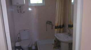 Гостевой дом Rooms with Fortress View Судак Cемейный номер с отдельной ванной комнатой-4